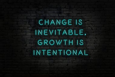 Zekice ve motive edici bir alıntı. Tuğla duvarda neon işareti