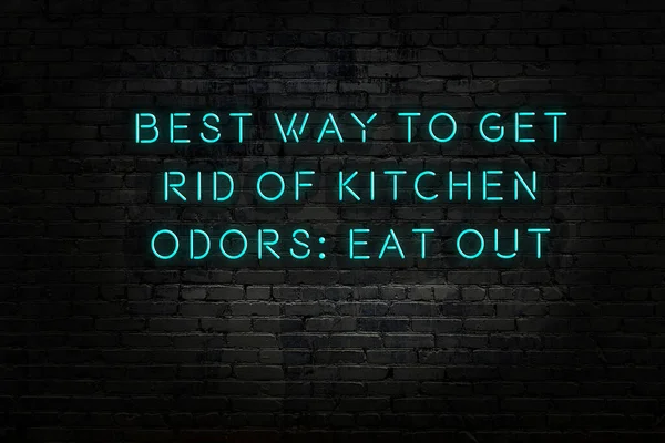 Tuğla duvardaki neon ışığın gece görüşü. Bilge Qoutation. 