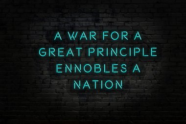 Tuğla duvardaki neon ışığın gece görüşü. Bilge Qoutation. 