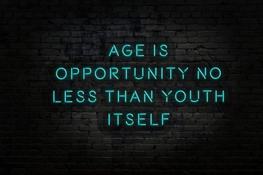 Akıllıca alıntı. Duvara karşı neon yazıtlar