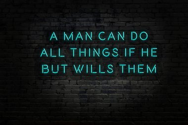 Tuğla duvardaki neon ışığın gece görüşü. Bilge Qoutation. 