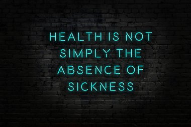 Tuğla duvardaki neon ışığın gece görüşü. Bilge Qoutation. 