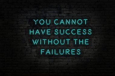 Tuğla duvardaki neon ışığın gece görüşü. Bilge Qoutation. 