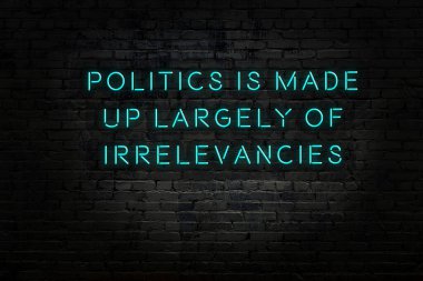 Tuğla duvardaki neon ışığın gece görüşü. Bilge Qoutation. 