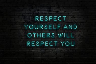 Tuğla duvardaki neon ışığın gece görüşü. Bilge Qoutation. 