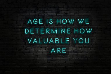 Zekice ve motive edici bir alıntı. Tuğla duvarda neon işareti