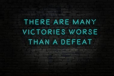 Akıllıca alıntı. Duvara karşı neon yazıtlar