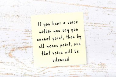 Ahşap duvardaki yapışkan notta bilgece bir alıntı 