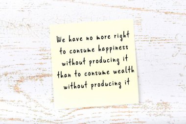 El yazısı motivasyon alıntısı olan sarı yapışkan not