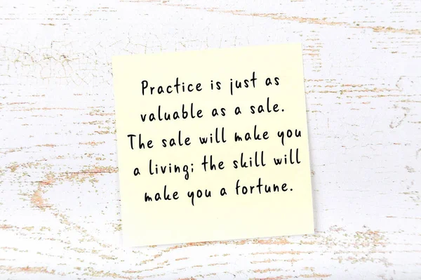 Ahşap duvardaki yapışkan notta bilgece bir alıntı 