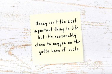 Ahşap duvardaki yapışkan notta bilgece bir alıntı 