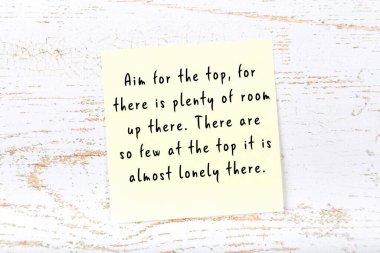 Ahşap duvardaki yapışkan notta bilgece bir alıntı 