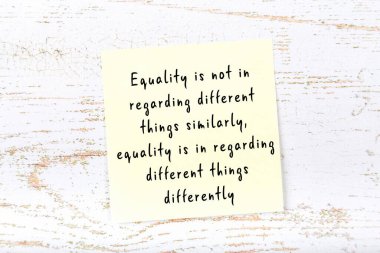 El yazısı motivasyon alıntısı olan sarı yapışkan not