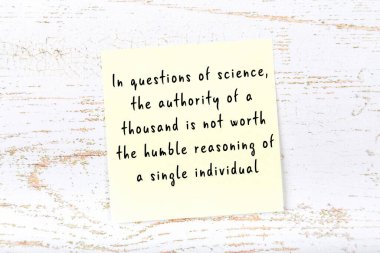 El yazısı motivasyon alıntısı olan sarı yapışkan not