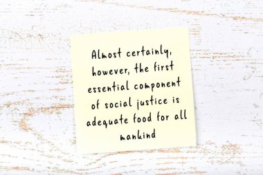 Ahşap duvardaki sarı yapışkan notta bilgece bir alıntı var.