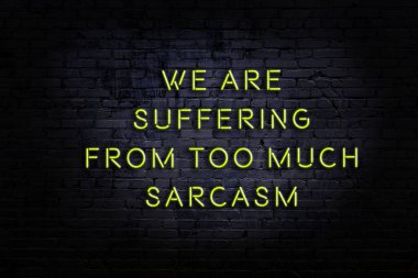 Tuğla duvardaki neon ışığın gece görüşü. Bilge Qoutation. 