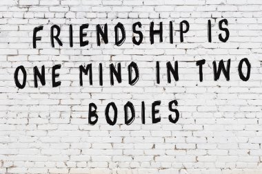 Bilgece alıntıların yazılı olduğu siyah boyanmış beyaz tuğla duvar