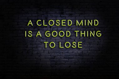 Tuğla duvardaki neon ışığın gece görüşü. Bilge Qoutation. 