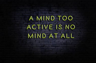 Zekice ve motive edici bir alıntı. Tuğla duvarda neon işareti