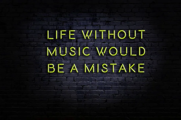 Tuğla duvardaki neon ışığın gece görüşü. Bilge Qoutation. 