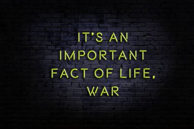 Akıllıca alıntı. Duvara karşı neon yazıtlar