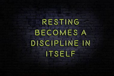 Akıllıca alıntı. Duvara karşı neon yazıtlar