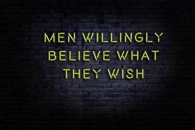 Zekice ve motive edici bir alıntı. Tuğla duvarda neon işareti