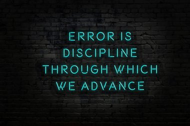 Tuğla duvardaki neon ışığın gece görüşü. Bilge Qoutation. 