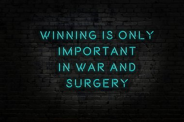 Tuğla duvardaki neon ışığın gece görüşü. Bilge Qoutation. 