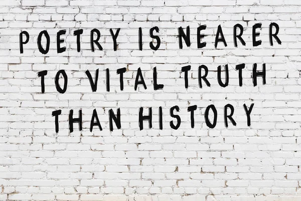 Чорний пофарбований напис розумної цитати на білій цегляній стіні — стокове фото
