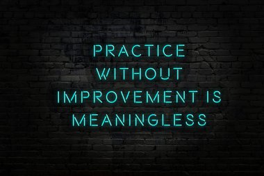 Akıllıca alıntı. Duvara karşı neon yazıtlar