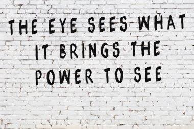 Bilgece alıntıların yazılı olduğu siyah boyanmış beyaz tuğla duvar