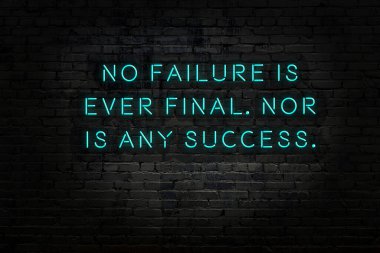 Tuğla duvardaki neon ışığın gece görüşü. Bilge Qoutation. 