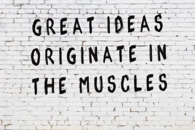 Bilgece alıntıların yazılı olduğu siyah boyanmış beyaz tuğla duvar