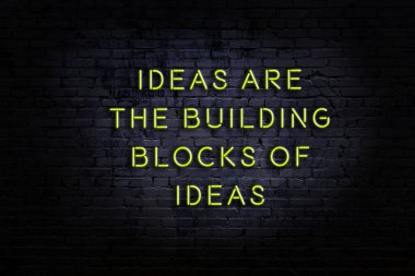 Tuğla duvardaki neon ışığın gece görüşü. Bilge Qoutation. 