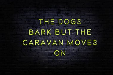 Zekice ve motive edici bir alıntı. Tuğla duvarda neon işareti