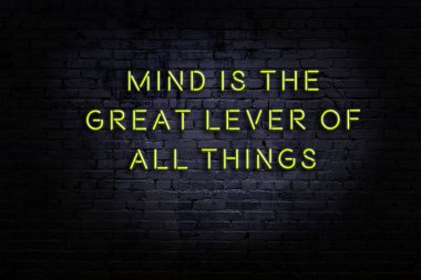 Tuğla duvardaki neon ışığın gece görüşü. Bilge Qoutation. 