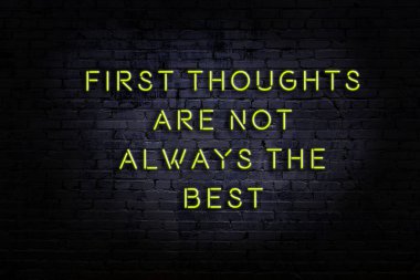 Zekice ve motive edici bir alıntı. Tuğla duvarda neon işareti