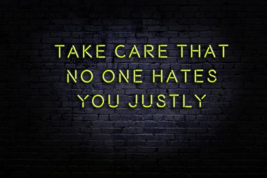 Zekice ve motive edici bir alıntı. Tuğla duvarda neon işareti