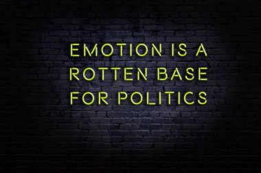 Akıllıca alıntı. Duvara karşı neon yazıtlar