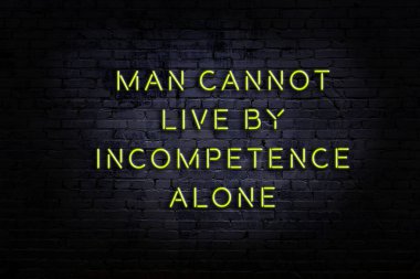 Tuğla duvardaki neon ışığın gece görüşü. Bilge Qoutation. 