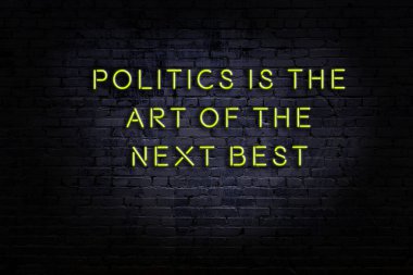 Tuğla duvardaki neon ışığın gece görüşü. Bilge Qoutation. 