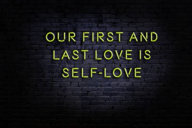 Akıllıca alıntı. Duvara karşı neon yazıtlar