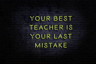 Tuğla duvardaki neon ışığın gece görüşü. Bilge Qoutation. 