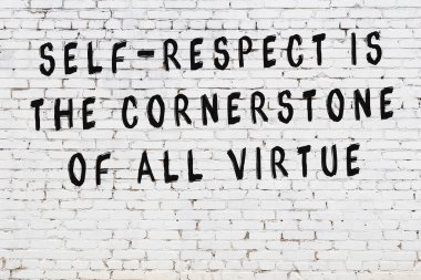 Beyaz tuğla duvar arkaplanına siyah düşünceli bir yazı.