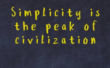 Üzerinde bilge yazılar olan siyah karatahta.