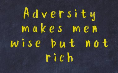 Üzerinde bilge yazılar olan siyah karatahta.