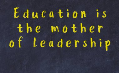 Üzerinde bilge yazılar olan siyah karatahta.