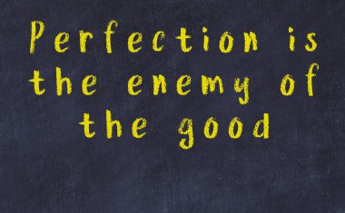 Siyah masadaki akıllı alıntıların tebeşiri.