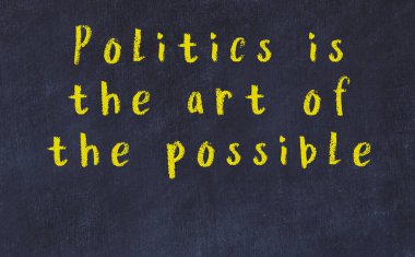 Üzerinde bilge yazılar olan siyah karatahta.